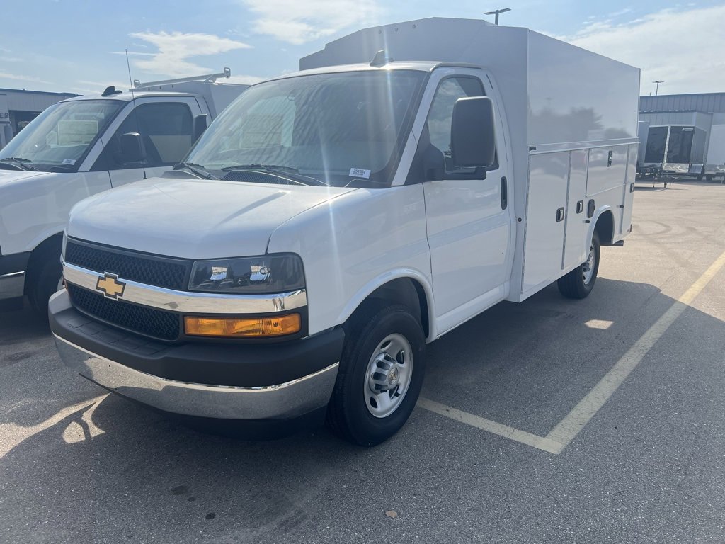 2025 Chevrolet Express Cutaway 3500 photo 2