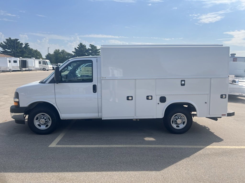 2025 Chevrolet Express Cutaway 3500 photo 3
