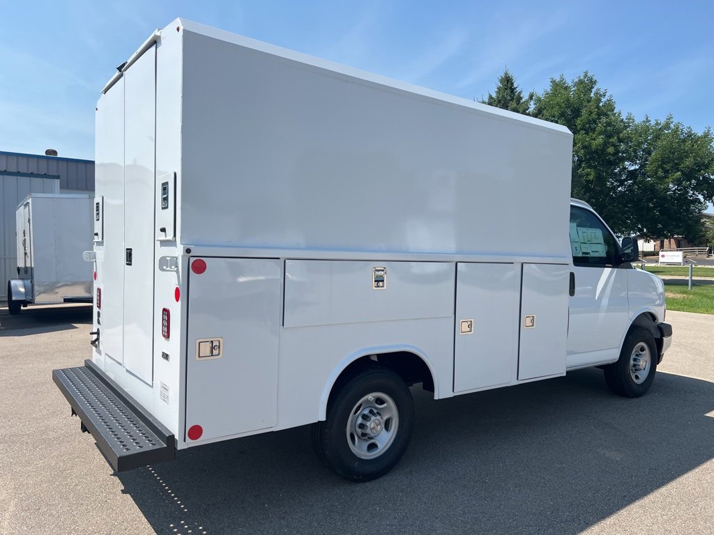 2025 Chevrolet Express Cutaway 3500 photo 2