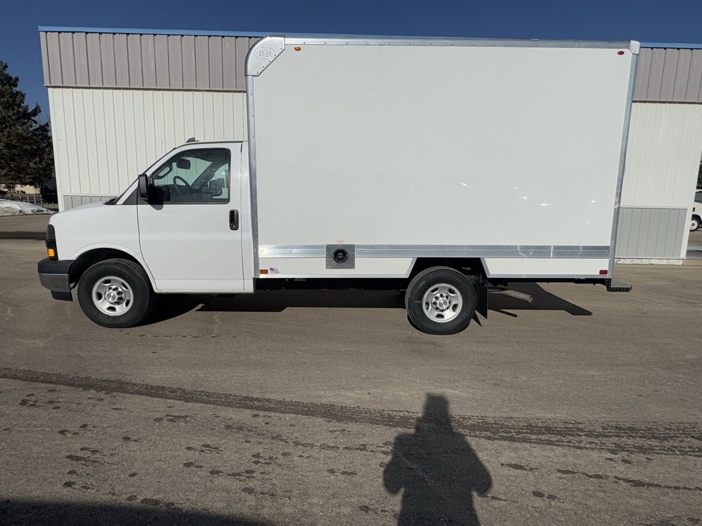 2024 Chevrolet Express Cutaway 3500 photo 3