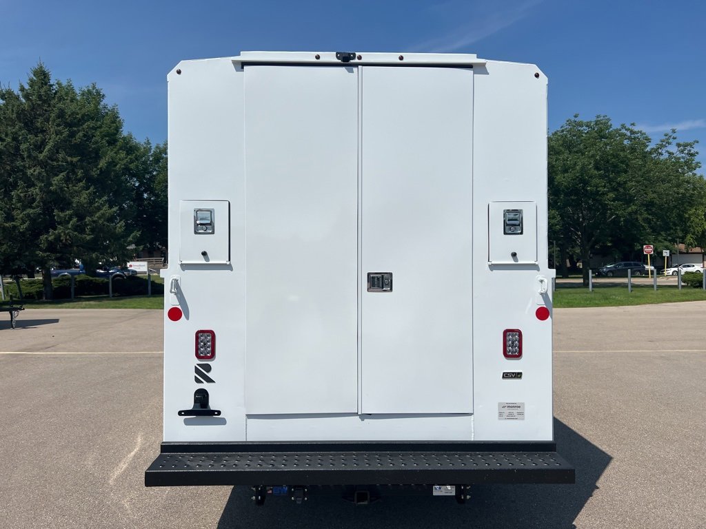 2025 Chevrolet Express Cutaway 3500 photo 3