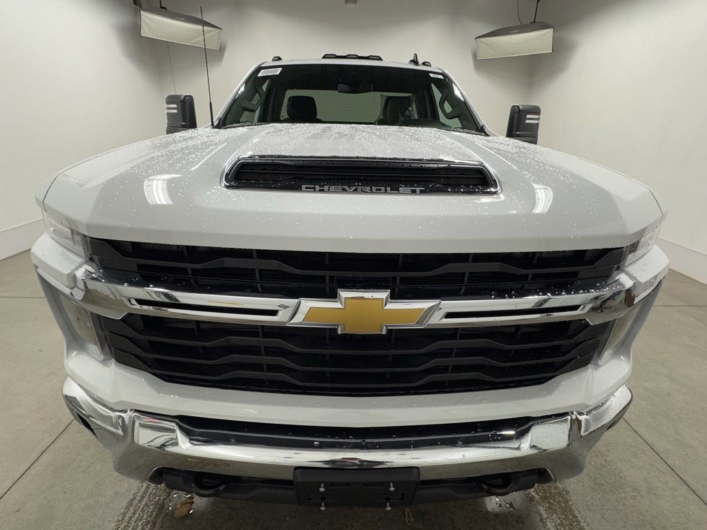 2025 Chevrolet Silverado 2500HD LT photo 2