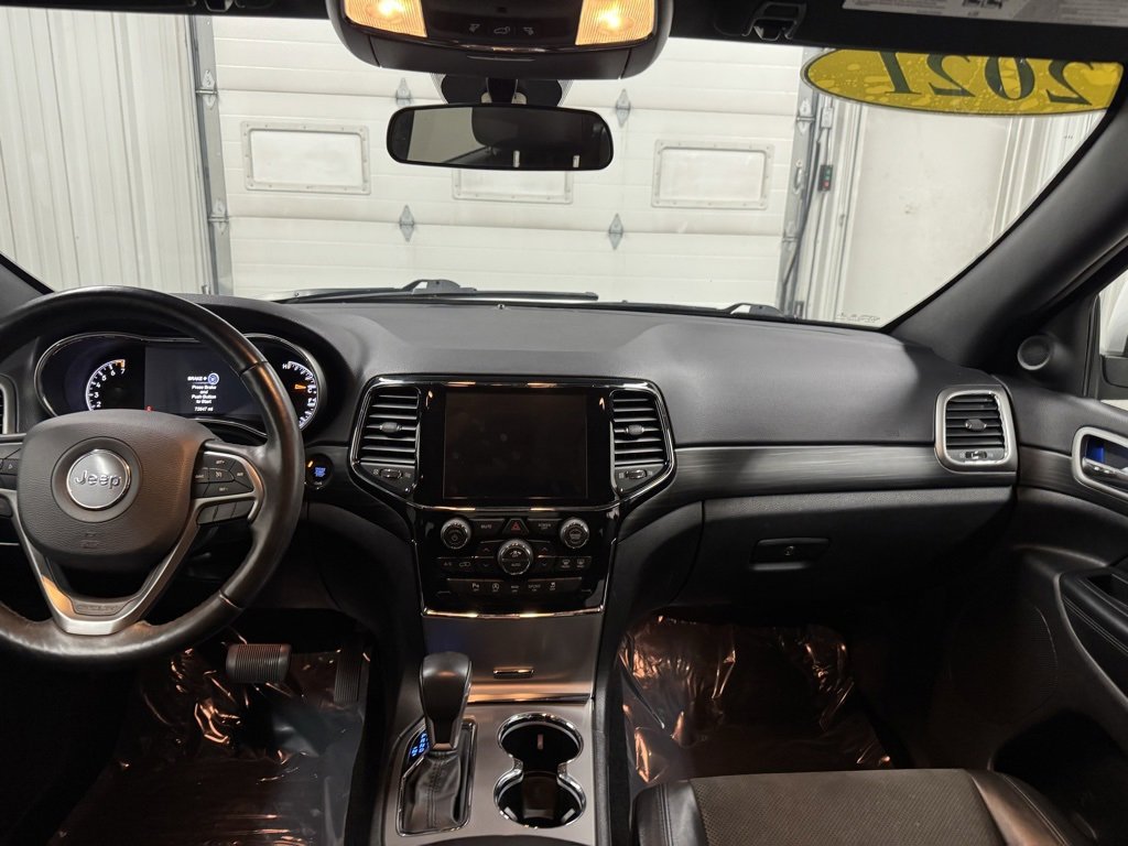 2021 Jeep Grand Cherokee Laredo X photo 2
