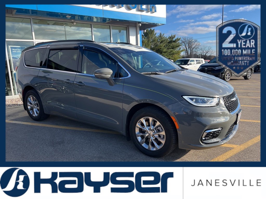 2022 Chrysler Pacifica Touring L's photo