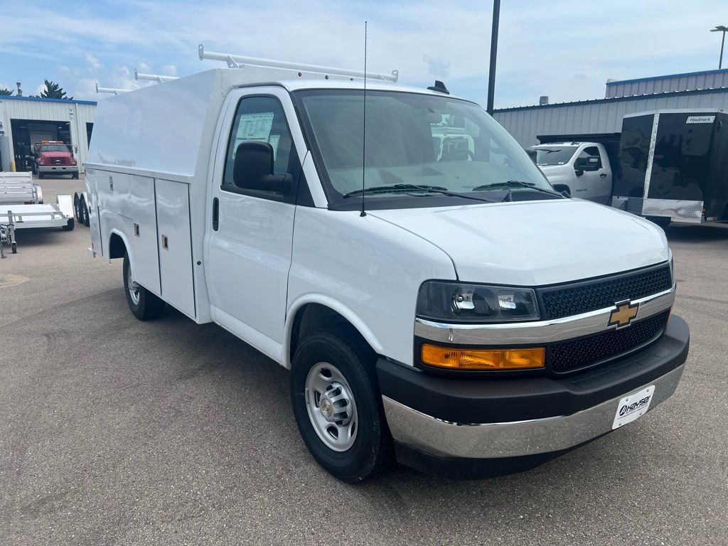 2025 Chevrolet Express Cutaway Base's photo