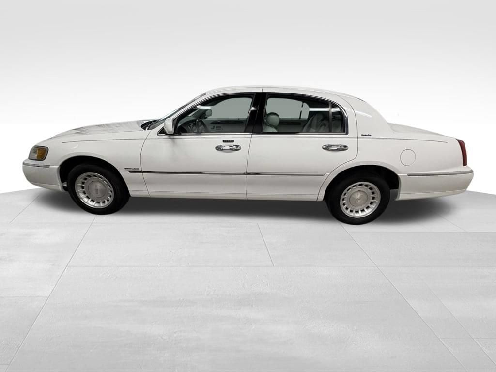 Used 2000 Lincoln Town Car Executive