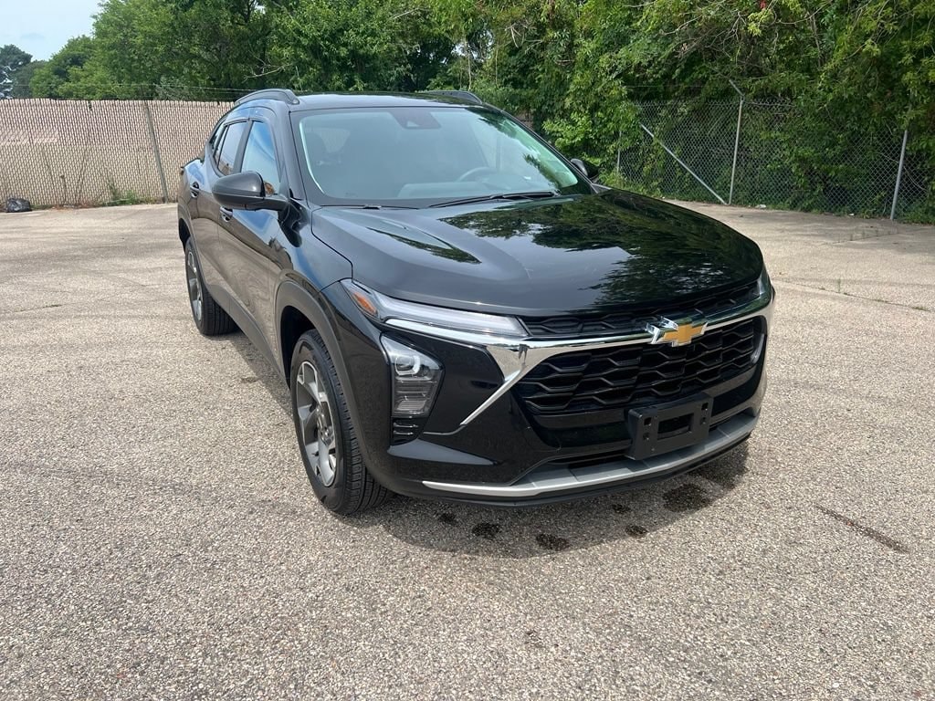 Used 2025 Chevrolet Trax LT SUV