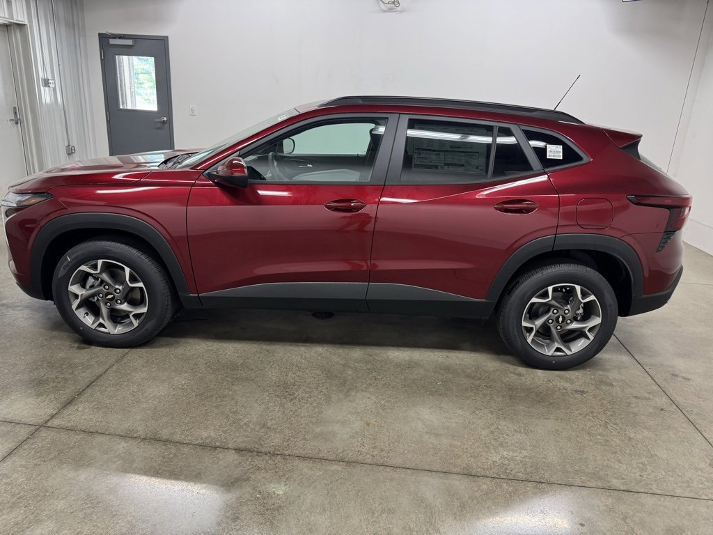2025 Chevrolet Trax LT photo 2