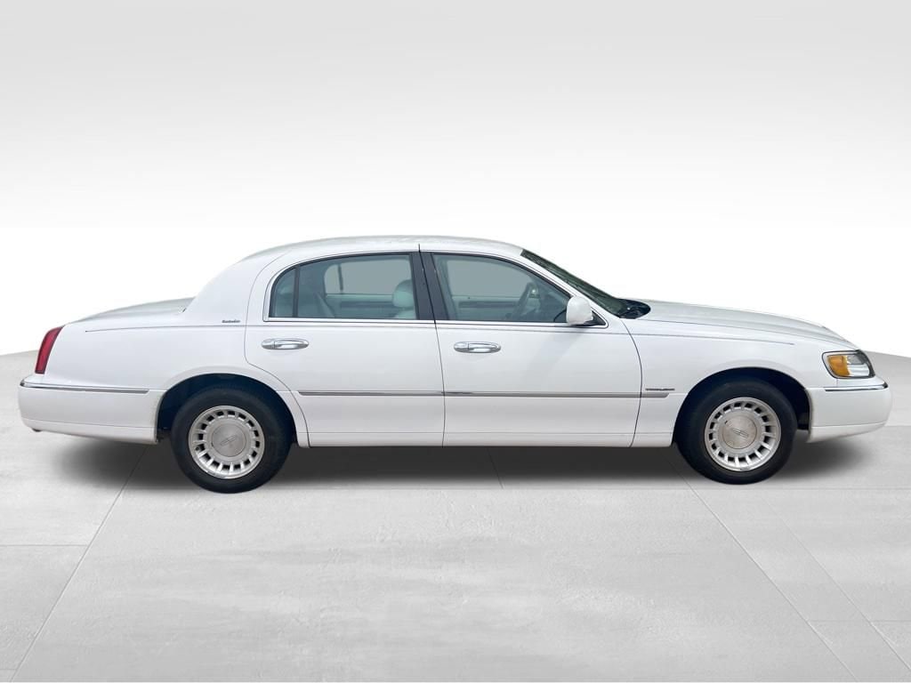 Used 2000 Lincoln Town Car EXECUTIVE with VIN 1LNHM81W6YY929269 for sale in Janesville, WI