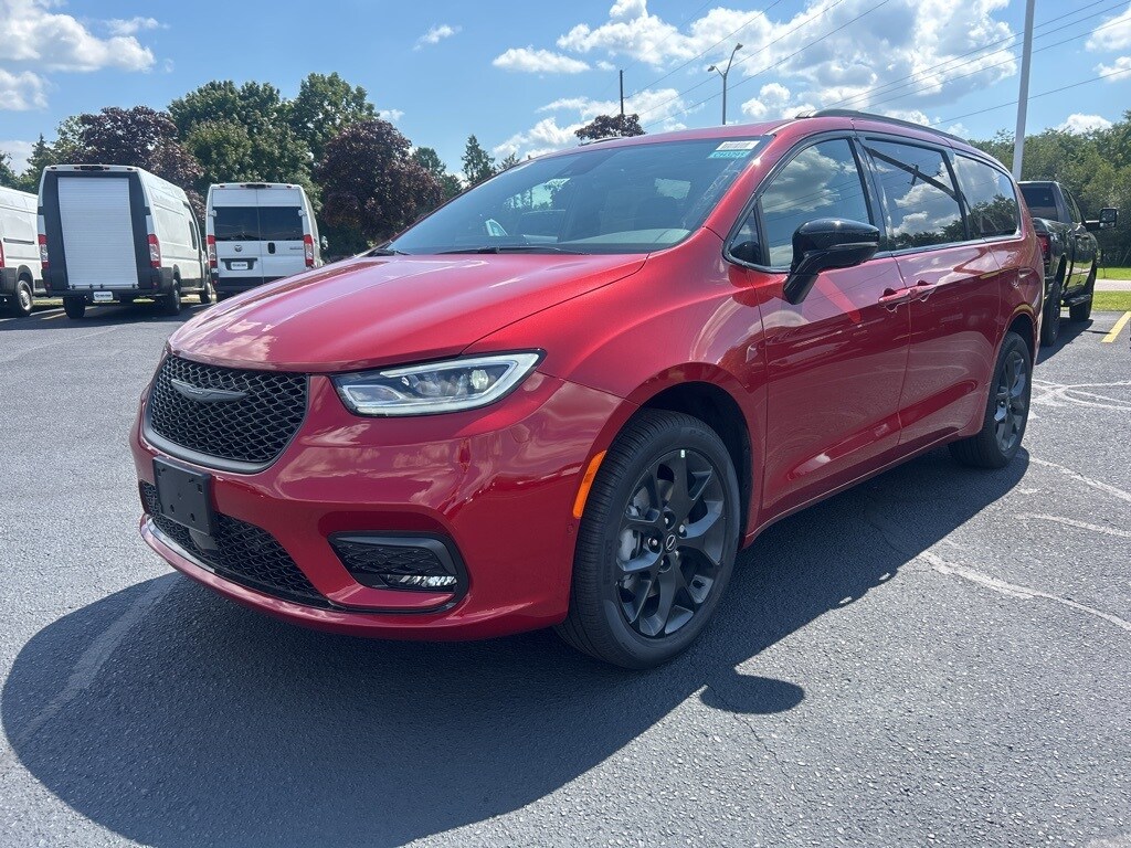2026 Chrysler Pacifica Limited photo 3