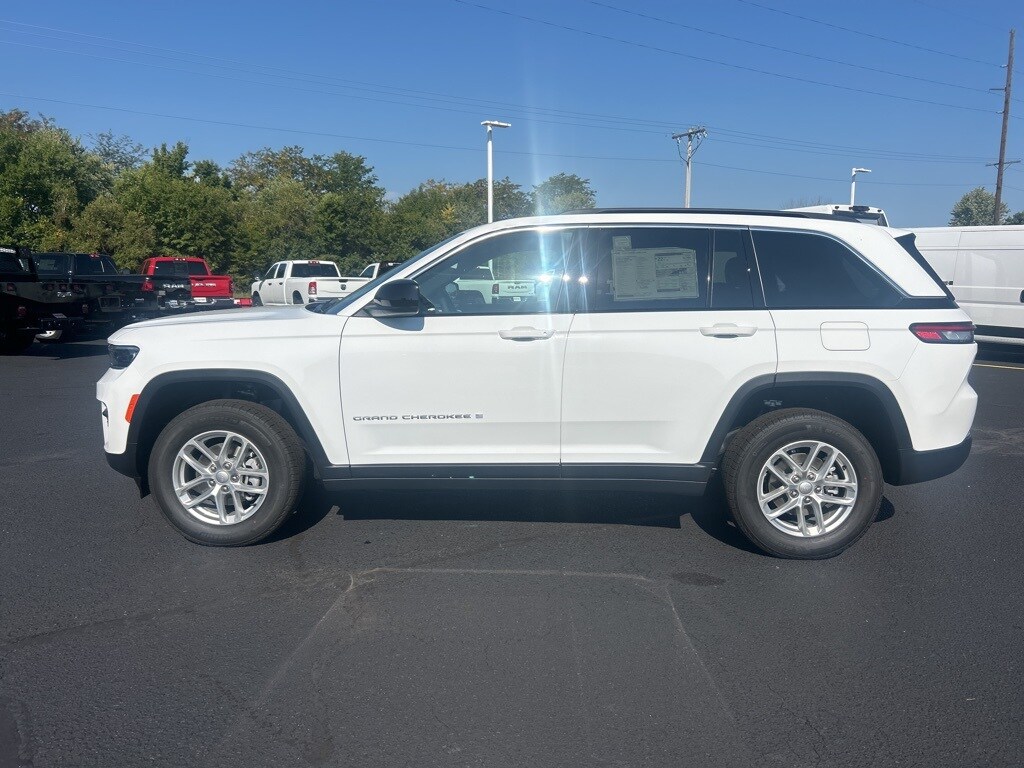 2025 Jeep Grand Cherokee Laredo photo 2