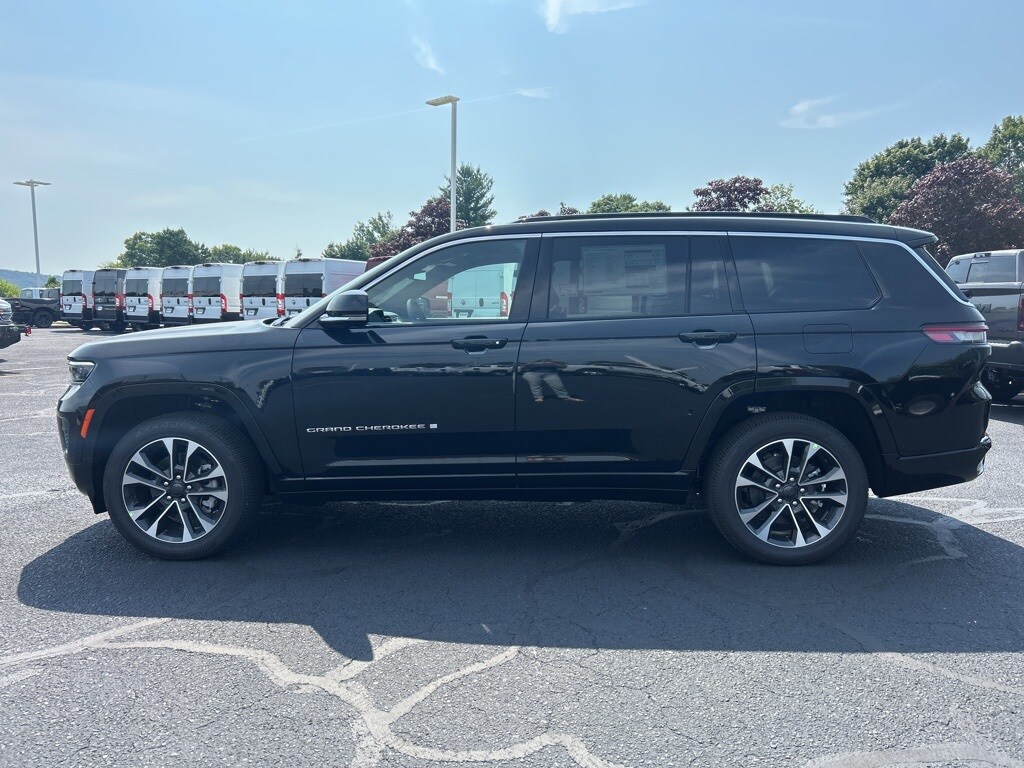 2025 Jeep Grand Cherokee Overland photo 3