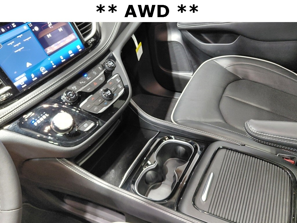 2024 Chrysler Pacifica Limited photo 3