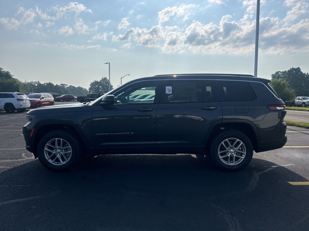 2025 Jeep Grand Cherokee Laredo photo 4