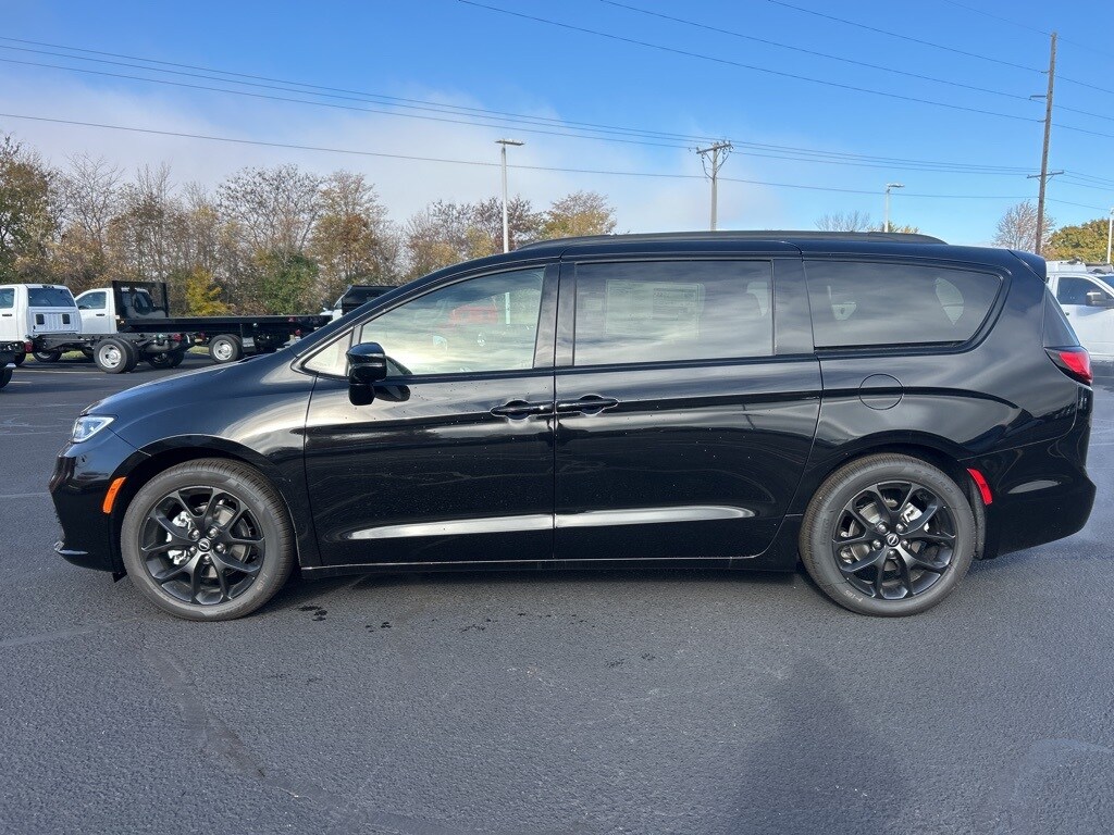 2026 Chrysler Pacifica Limited photo 3