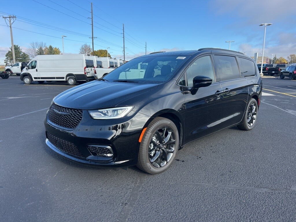 2026 Chrysler Pacifica Limited photo 2