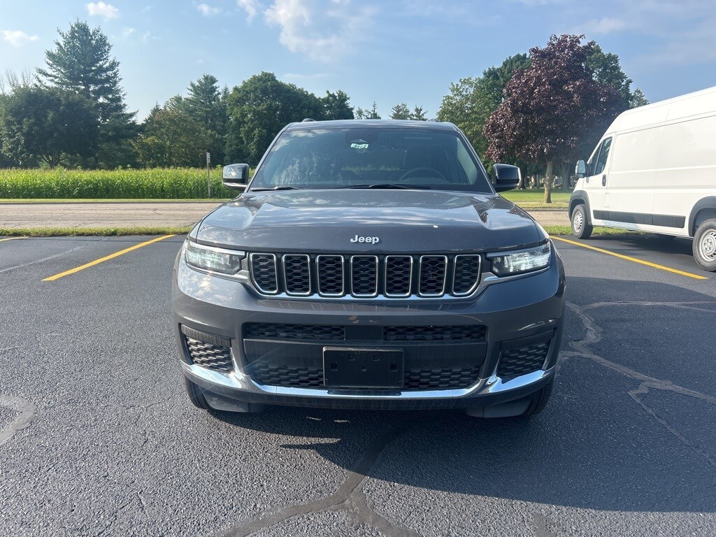 2025 Jeep Grand Cherokee Laredo photo 2