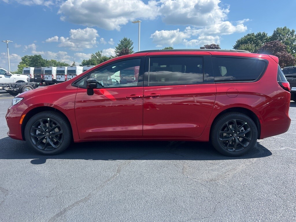 2026 Chrysler Pacifica Limited photo 4