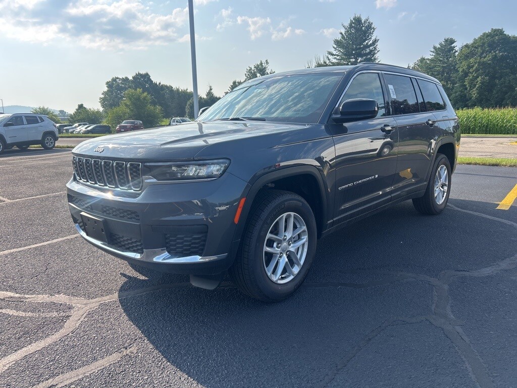 2025 Jeep Grand Cherokee Laredo photo 3