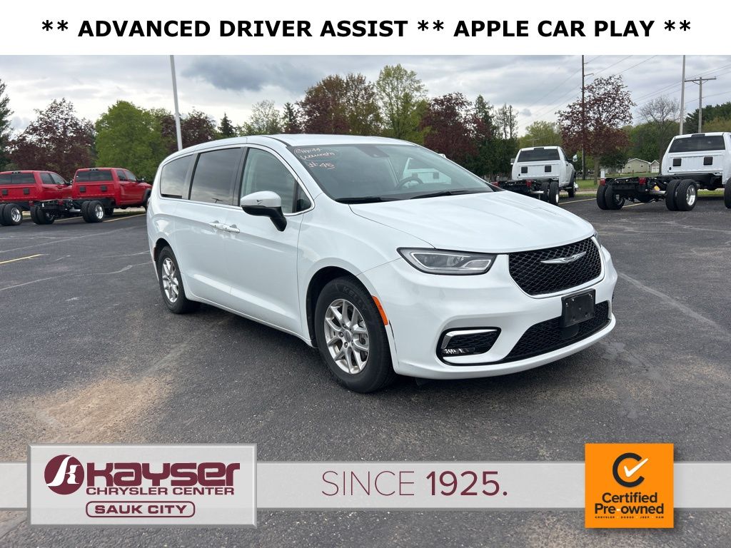 2023 Chrysler Pacifica Touring L's photo