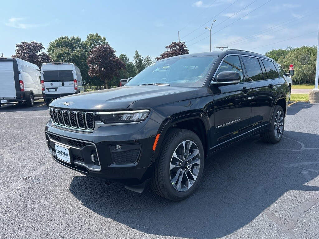2025 Jeep Grand Cherokee Overland photo 2