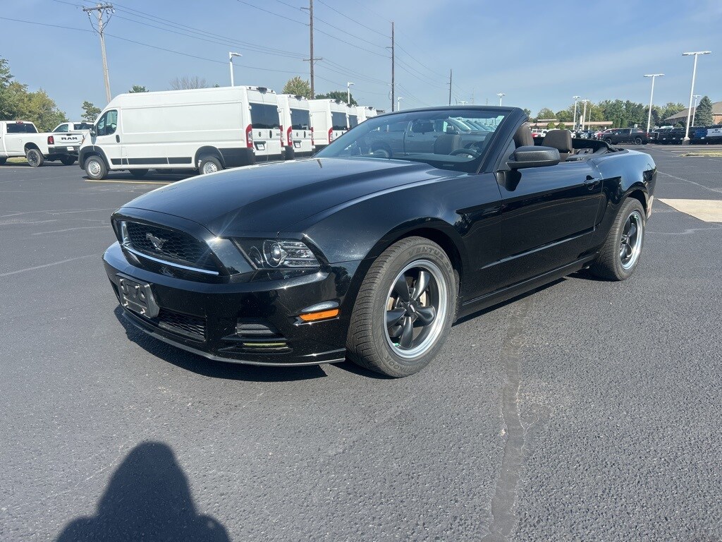 2013 Ford Mustang Convertible photo 3