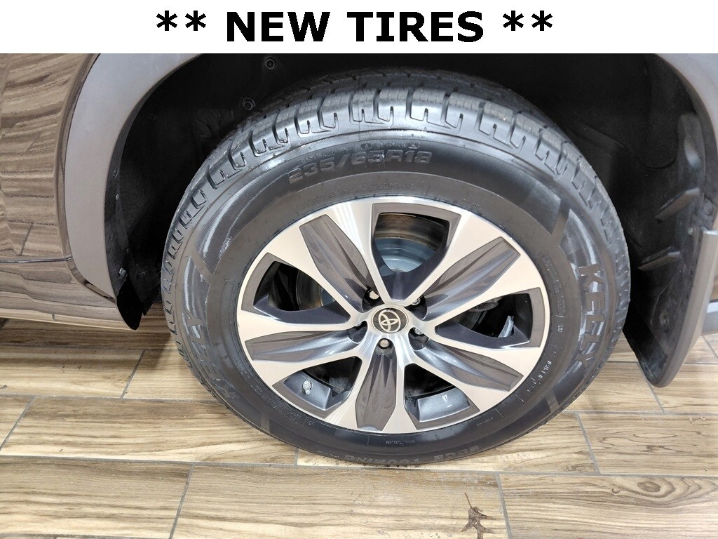 2021 Toyota Highlander XLE photo 3