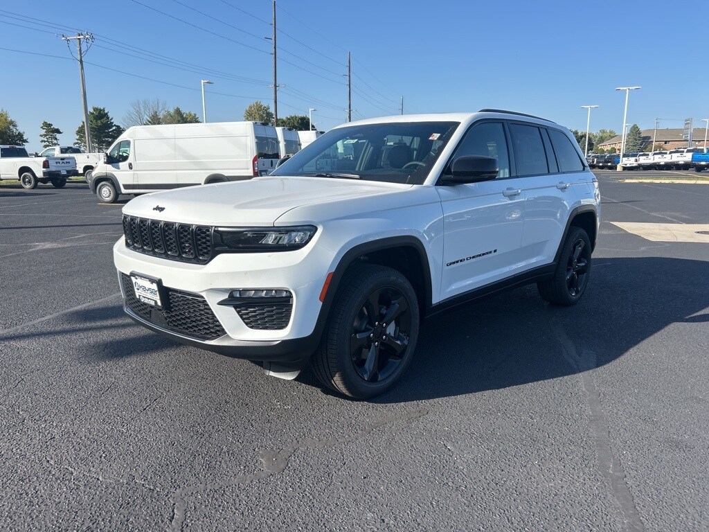 2025 Jeep Grand Cherokee Limited photo 3
