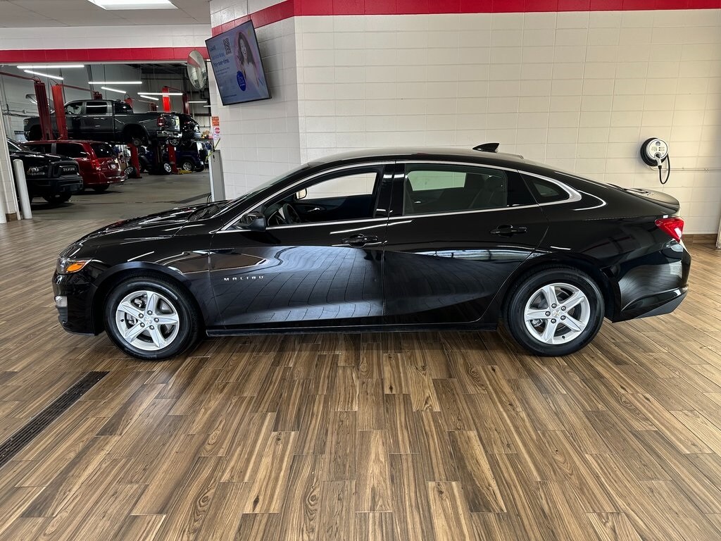 2024 Chevrolet Malibu 1LT photo 2