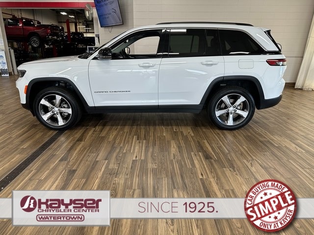 Used 2022 Jeep Grand Cherokee Limited with VIN 1C4RJHBG1N8558008 for sale in Watertown, WI
