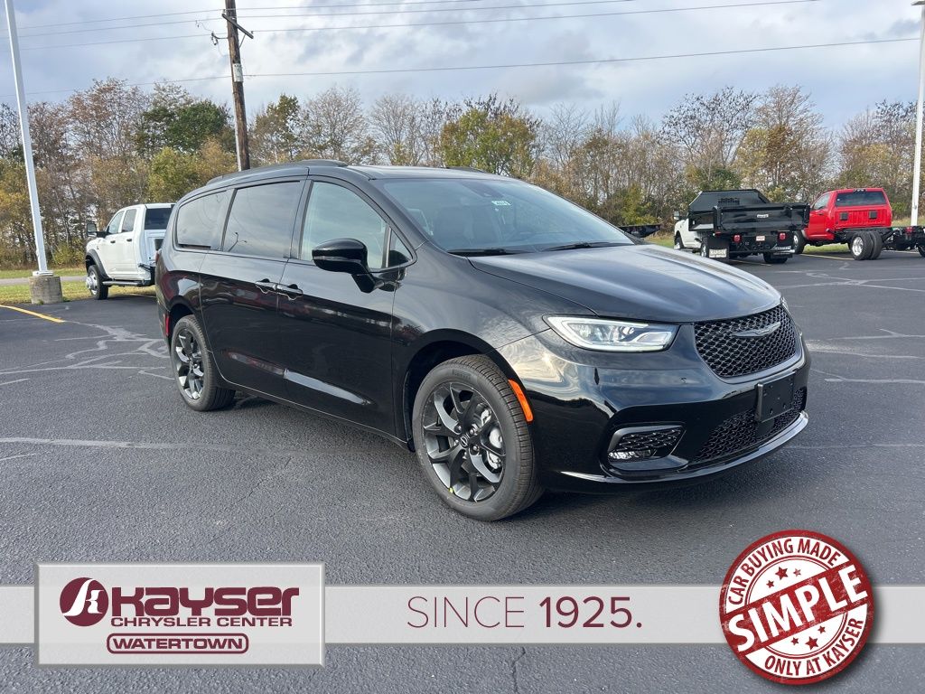 2026 Chrysler Pacifica Limited AWD's photo