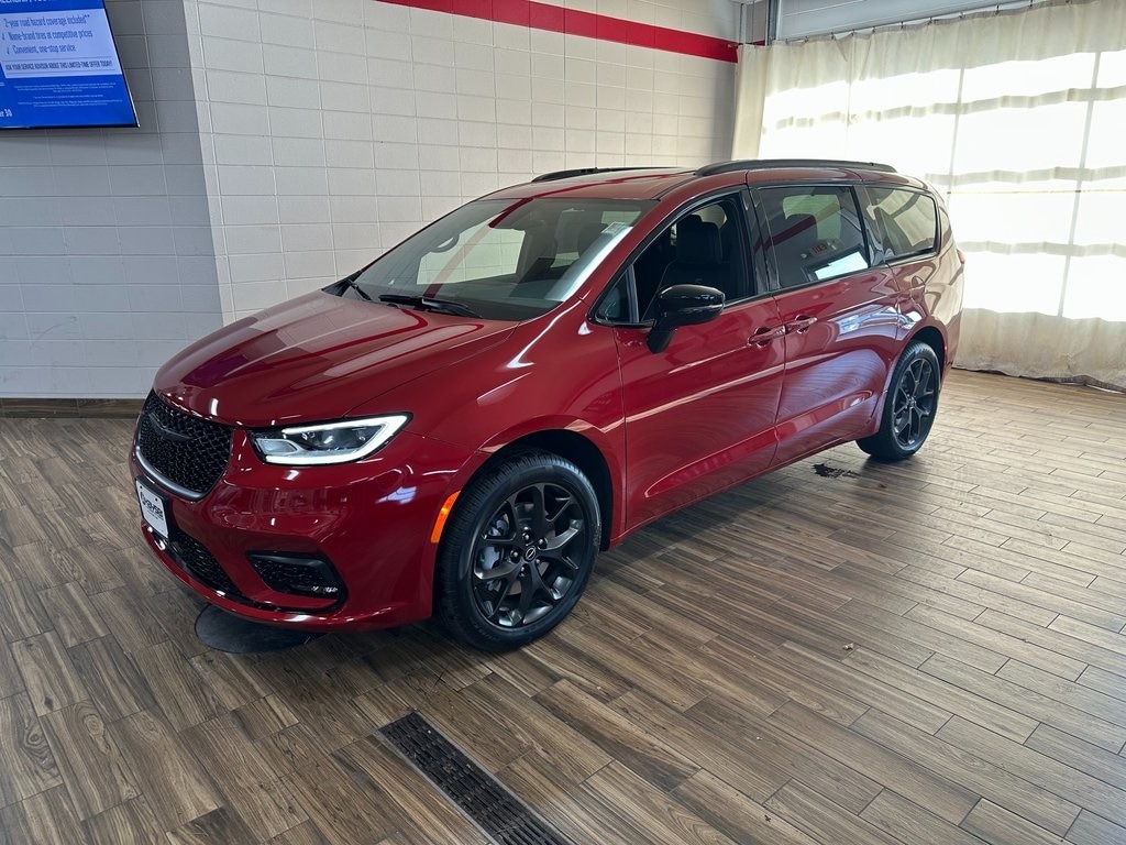 2026 Chrysler Pacifica Limited's photo