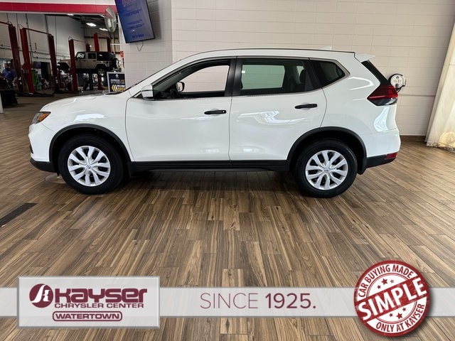 Used 2019 Nissan Rogue SV with VIN 5N1AT2MV7KC761568 for sale in Watertown, WI