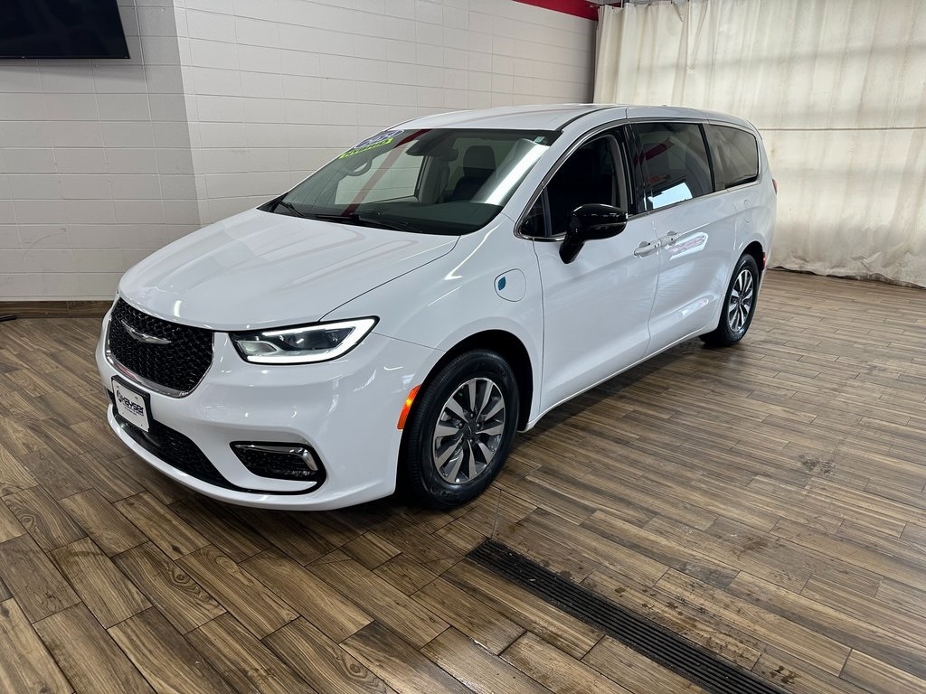2024 Chrysler Pacifica PHEV Select's photo