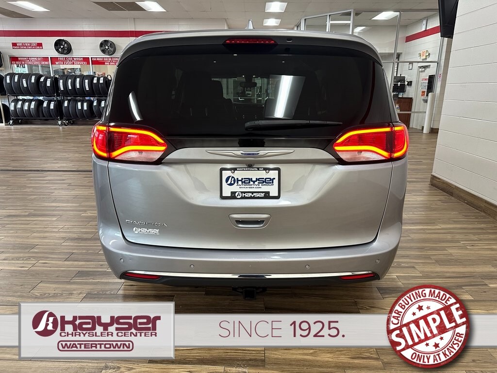 2018 Chrysler Pacifica Touring L photo 3