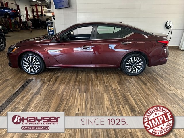 Used 2023 Nissan Altima SV with VIN 1N4BL4DV8PN307299 for sale in Watertown, WI