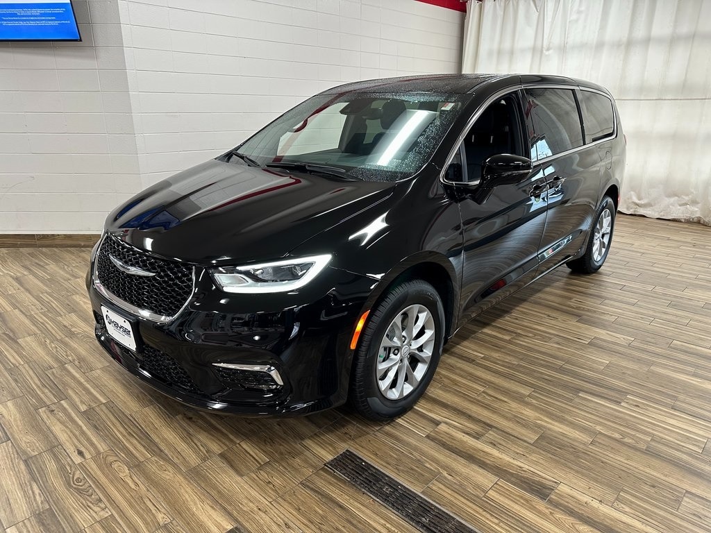 2026 Chrysler Pacifica Select's photo