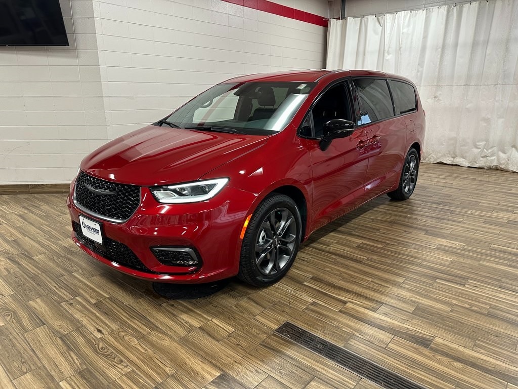 2026 Chrysler Pacifica Select's photo