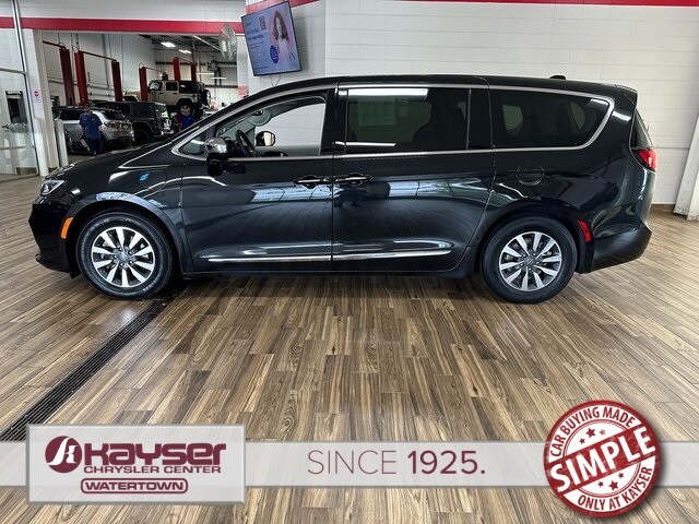 Certified 2023 Chrysler Pacifica Hybrid Limited with VIN 2C4RC1S73PR622090 for sale in Watertown, WI