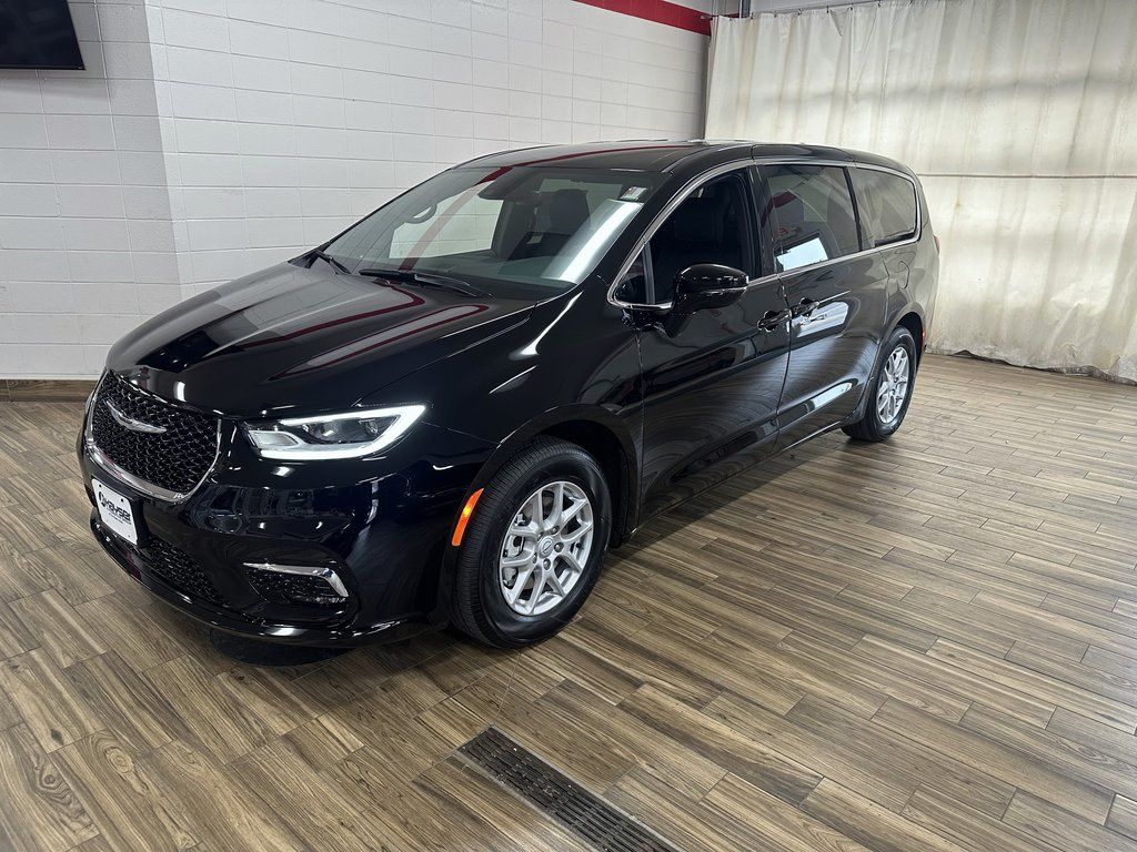 2026 Chrysler Pacifica Select's photo