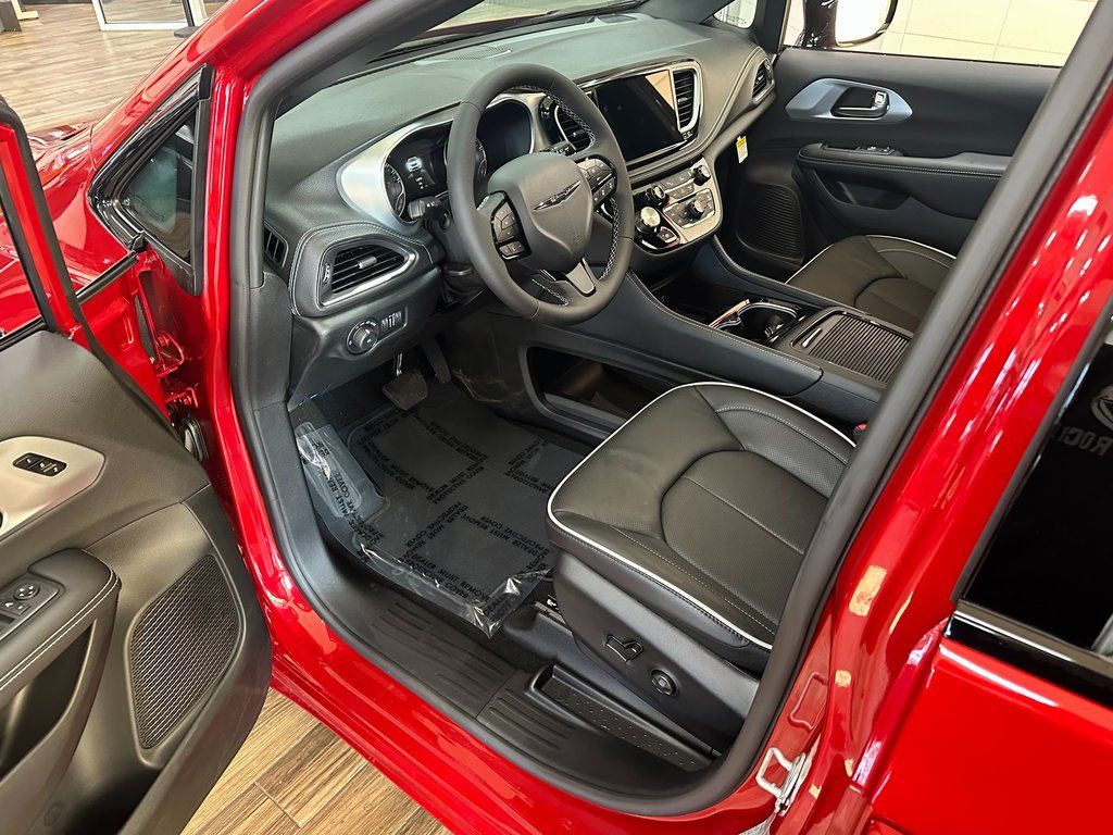 2026 Chrysler Pacifica Limited - Photo 9