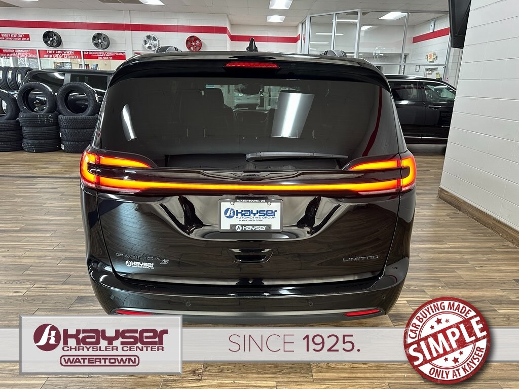 2025 Chrysler Pacifica Limited photo 3