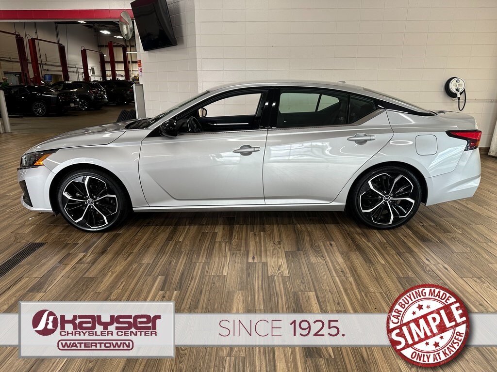 2023 Nissan Altima 2.5 SR photo 2