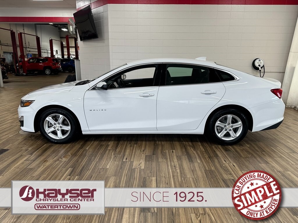 2023 Chevrolet Malibu 1LT photo 2