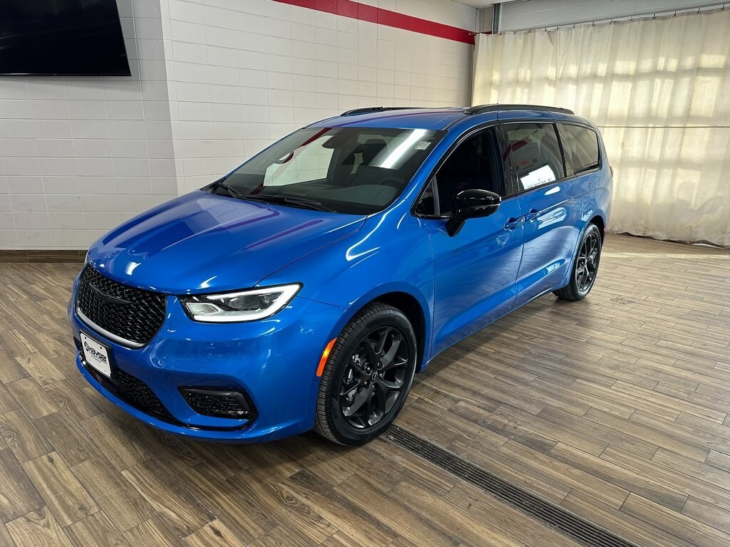 2026 Chrysler Pacifica Select's photo