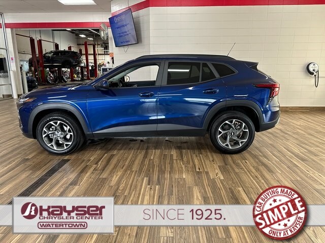 2024 Chevrolet Trax LT photo 2