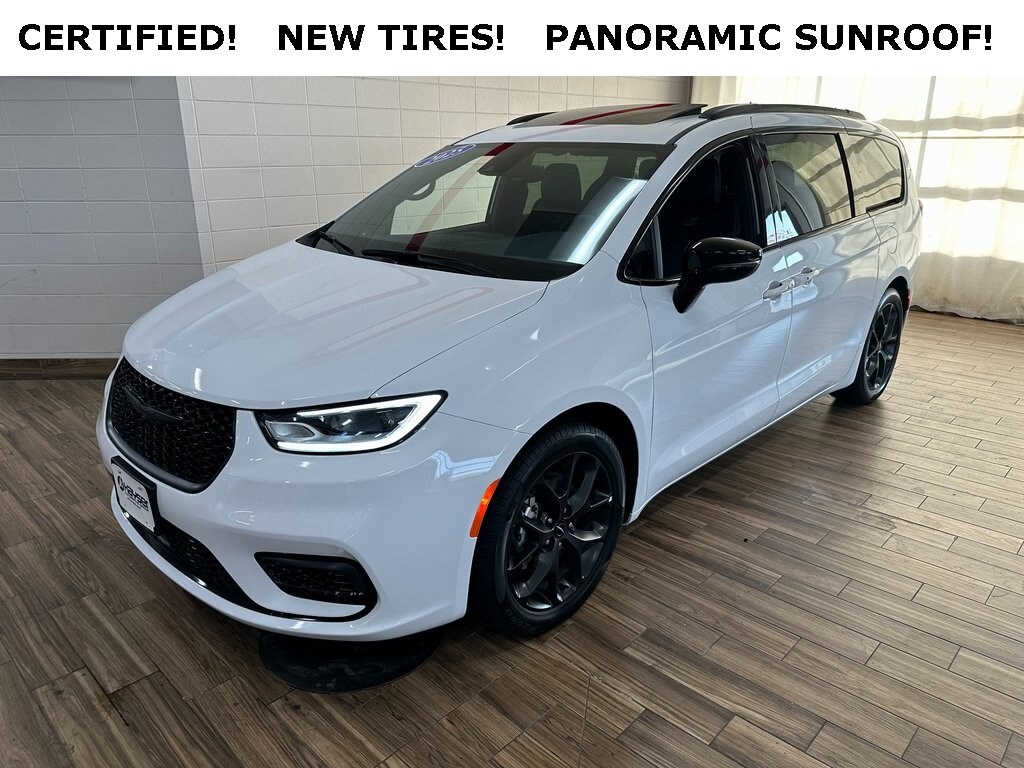 2025 Chrysler Pacifica Limited's photo