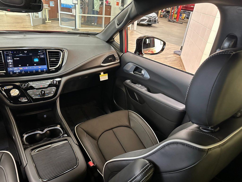 2026 Chrysler Pacifica Limited - Photo 13