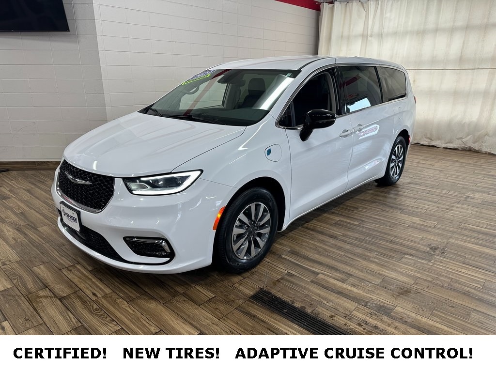 2024 Chrysler Pacifica PHEV Select's photo