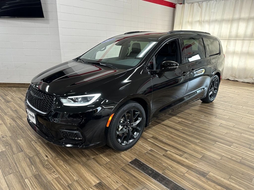 2025 Chrysler Pacifica Limited's photo